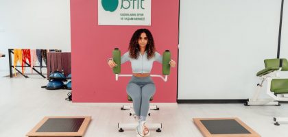 A woman exercising at B-Fit gym in Yalova, Türkiye, focused on fitness and health.