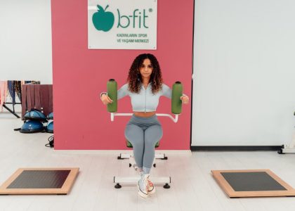 A woman exercising at B-Fit gym in Yalova, Türkiye, focused on fitness and health.